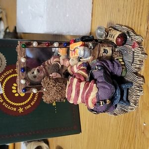 2001 boyds bear resin " put on a happy face" NIB